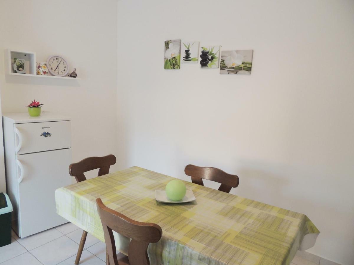 Apartments Jelena Паг Екстер'єр фото